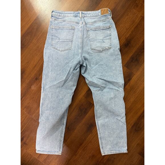American Eagle Strigid High Rise Mom Jeans Light Wash Casual Minimalist Sz 12 - Picture 2 of 8